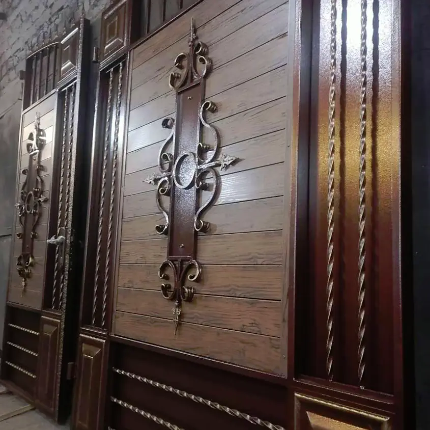 Фото 3 отделка кованных ворот металлопланкеном Темный Каштан 3D Принтек