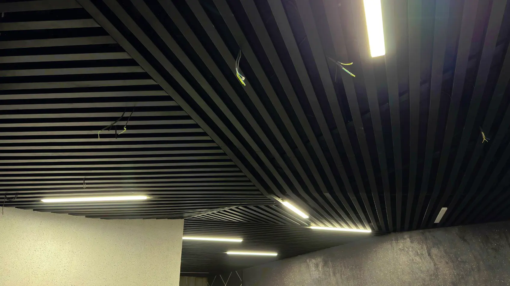 Фото 4 Стальная рейка на потолке RAL9005 МАТТЕ Черный матовый