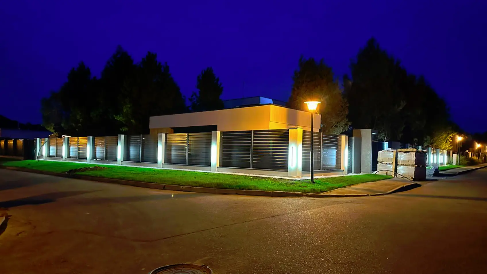 Фото 1 забор ранчо планкен 7024 Серый Графит с подсветкой