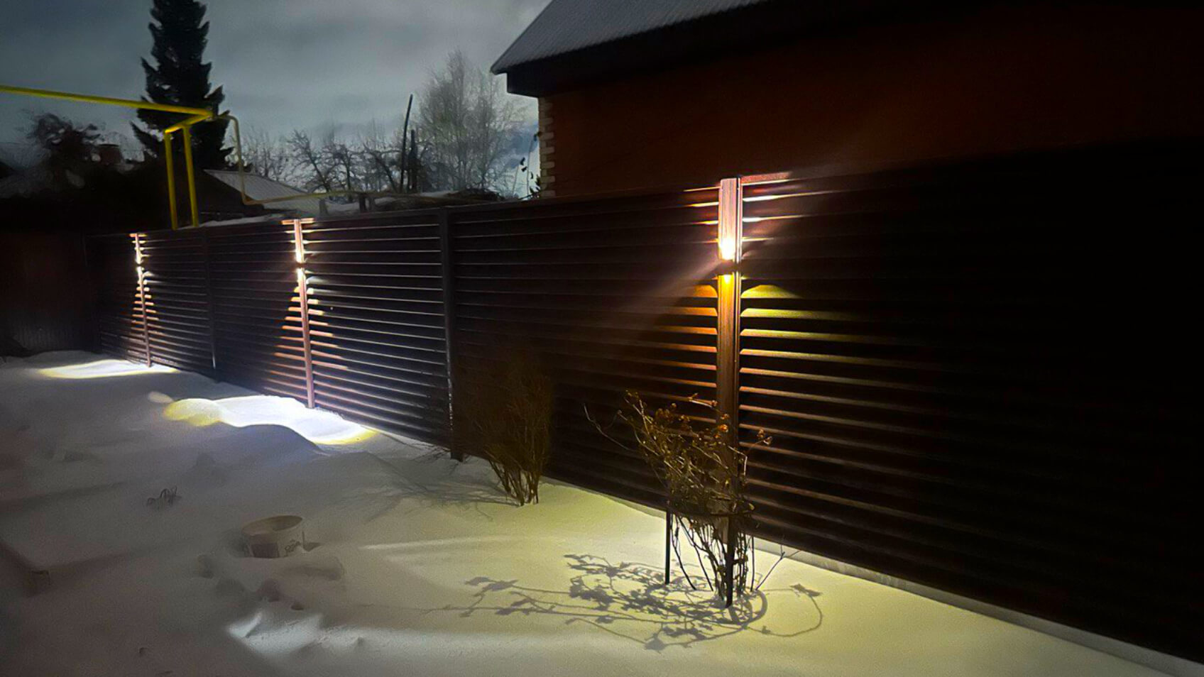 Фото 1 Забор еврожалюзи RAL8017 МАТТЕ Шоколад с подсветкой